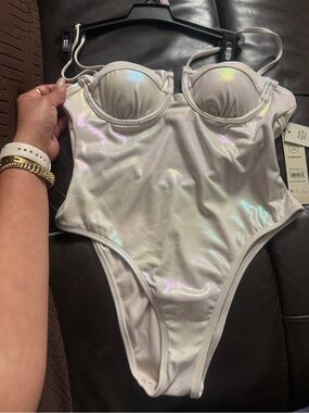 No Boundaries Women's S Iridescent Pearl Underwire Cheeky One-Piece Swimsuit